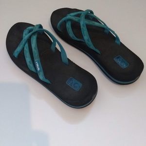 Teva Olowahu Model 6840 Turquoise Colors Size 8
